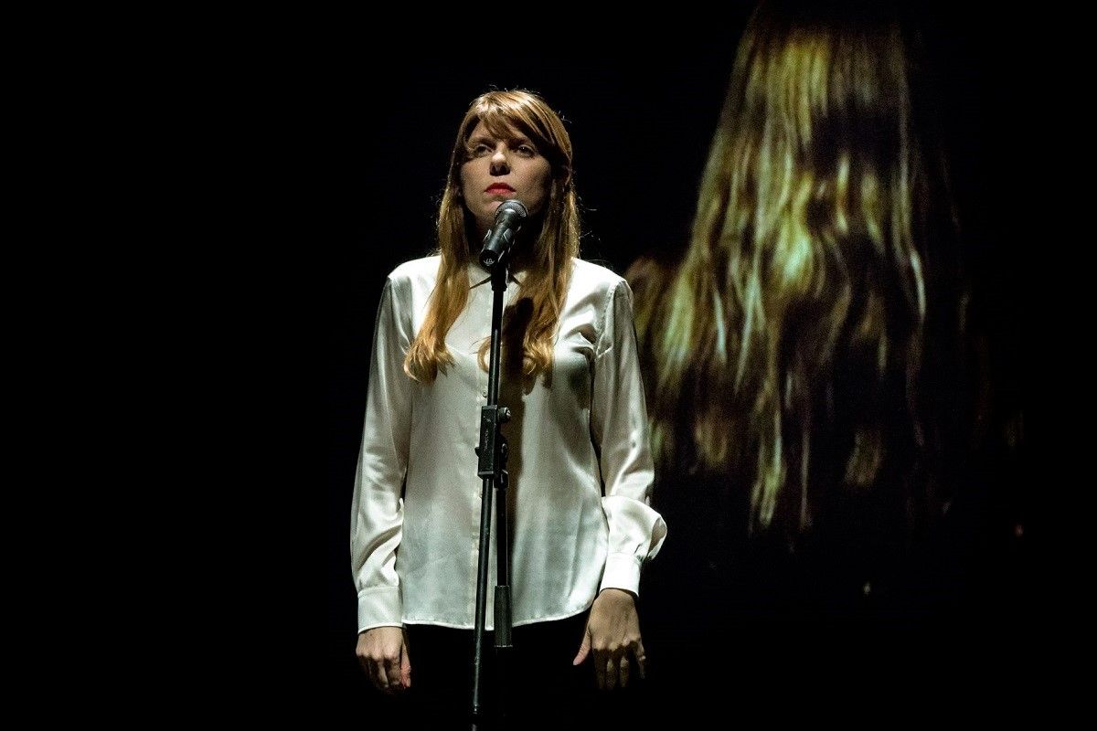 La poeta y escritora audiovisual gallego-venezolana Miriam Reyes, en el Antic Teatre de Barcelona, en 2016. CORTESÍA La poeta y escritora audiovisual gallego-venezolana Miriam Reyes, en el Antic Teatre de Barcelona, en 2016. CORTESÍA