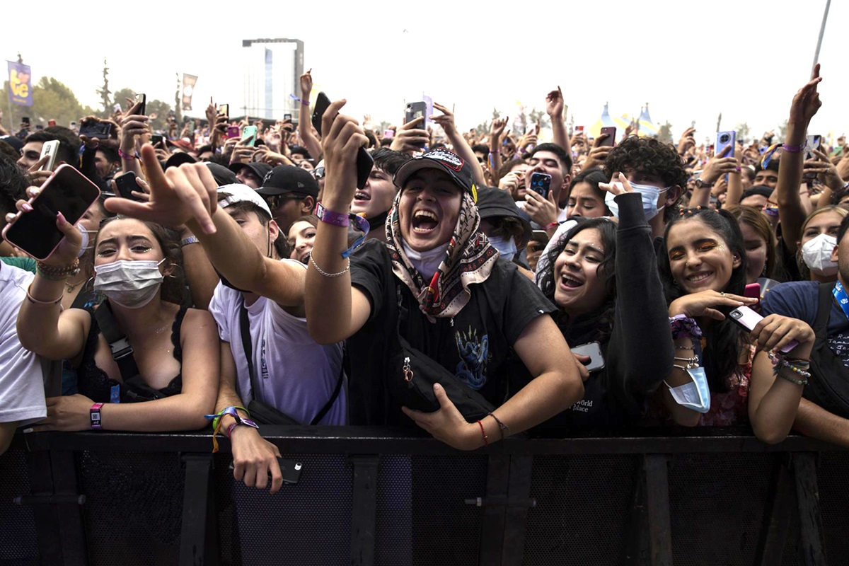 Asistentes del festival musical Lollapalooza, en Santiago Chile, el 19 marzo 2022. EFE/ALBERTO VALDES Asistentes del festival musical Lollapalooza, en Santiago Chile, el 19 marzo 2022. EFE/ALBERTO VALDES